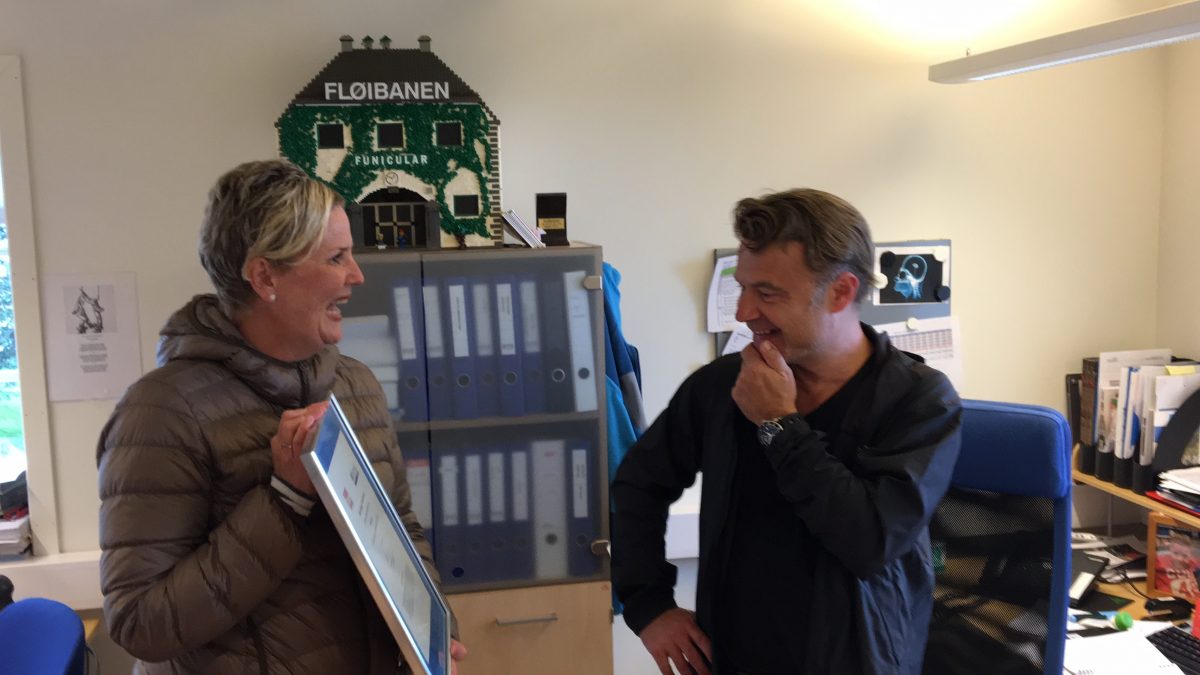 Marianne Johnsen, Markedssjef i Visit Bergen overrekker prisen til Ole Hugo Anderson, Drifts- og serviceleder i Fløibanen